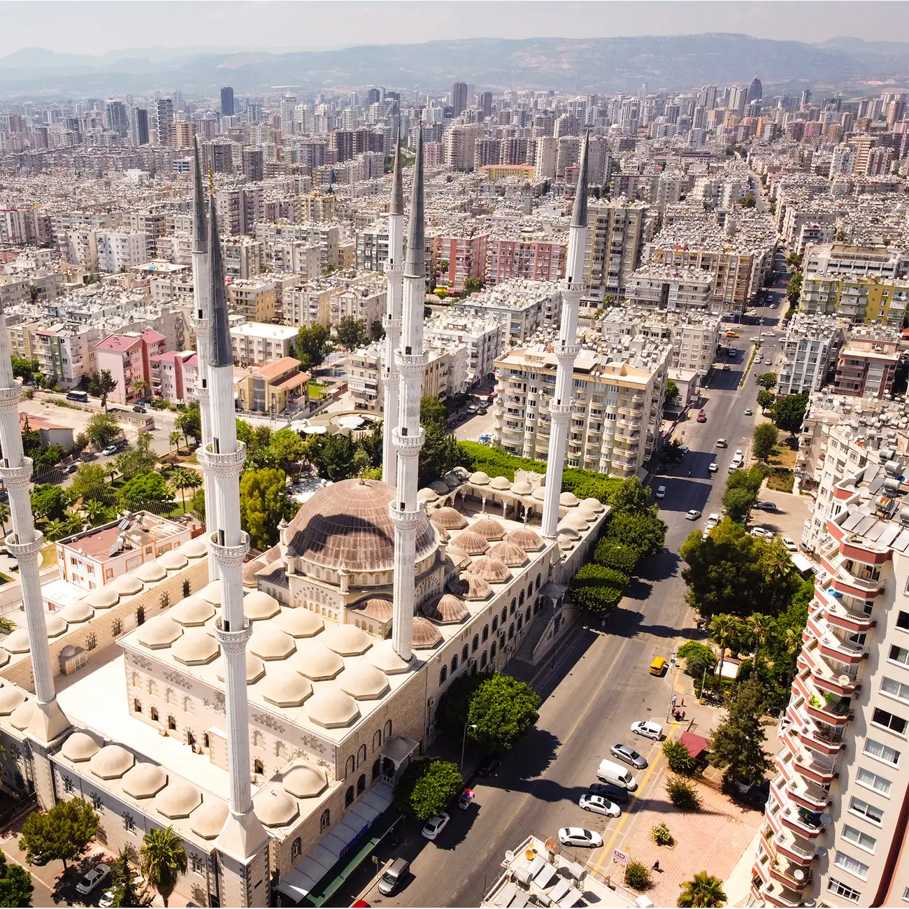 Mersin şehir merkezi ve Muğdat Camii’nin havadan görünümü