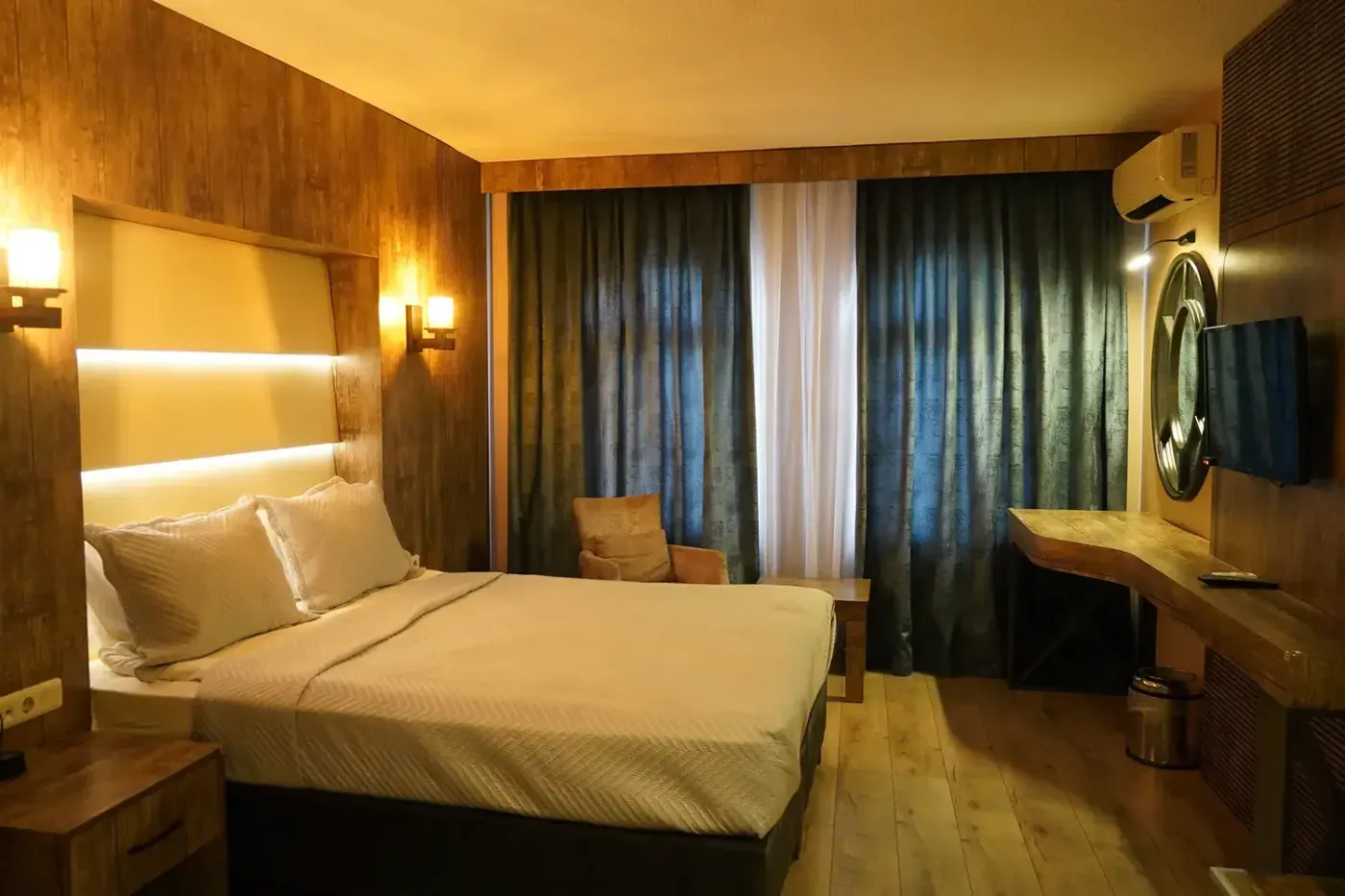 Aktaş Otel — 2024’te yenilenen sıcak ahşap dokulu oda